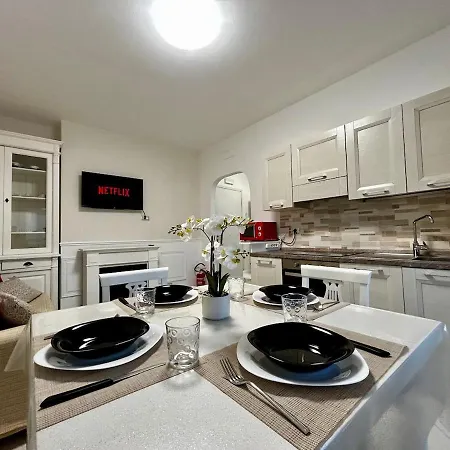 Luxury Krystal In Center Of Apartment *